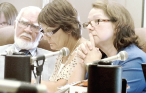 Trois députés du Parti Québécois attentifs aux témoignages lors de la commission parlementaire: Roland Richer, Diane Gadoury-Hamelin et Suzanne Proulx.