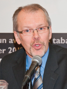 Mario Bujold dirige le Conseil québécois sur le tabac et la santé. En 1998, l'organisme a co-initié l'un de deux recours collectifs québécois contre l'industrie du tabac.
