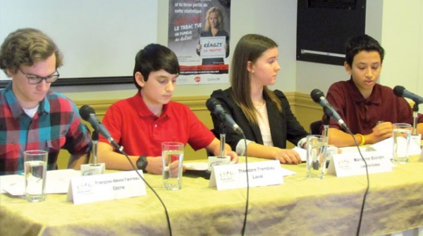François-Alexis Favreau, Théodore Tremblay, Marianne Blondin et Outhmane Muftisada ont dénoncé les manoeuvres de l'industrie du tabac lors de la Semaine québécoise pour un avenir sans tabac.